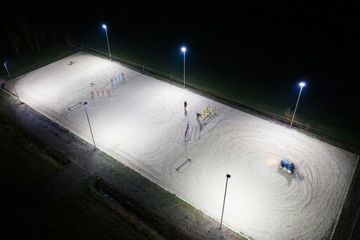 lichtspreiding-in-paardenbak-verlicht-met-lichtmasten